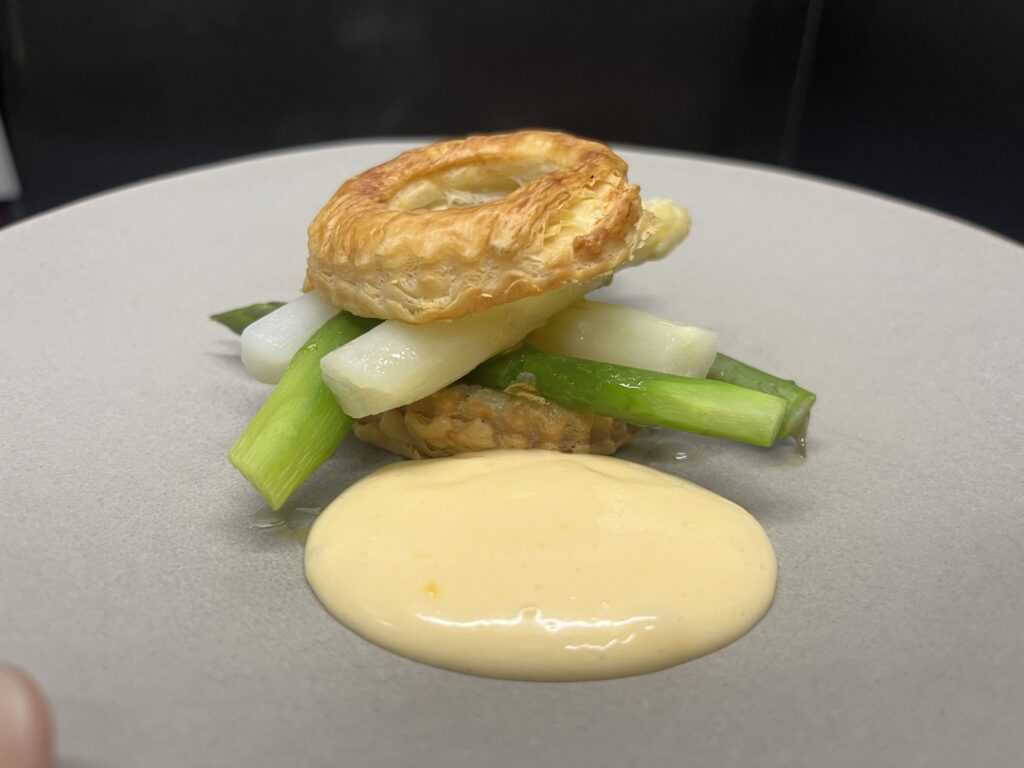 alt "Green and white aspargus served on a grey plate at Restaurant Vila Camélia "